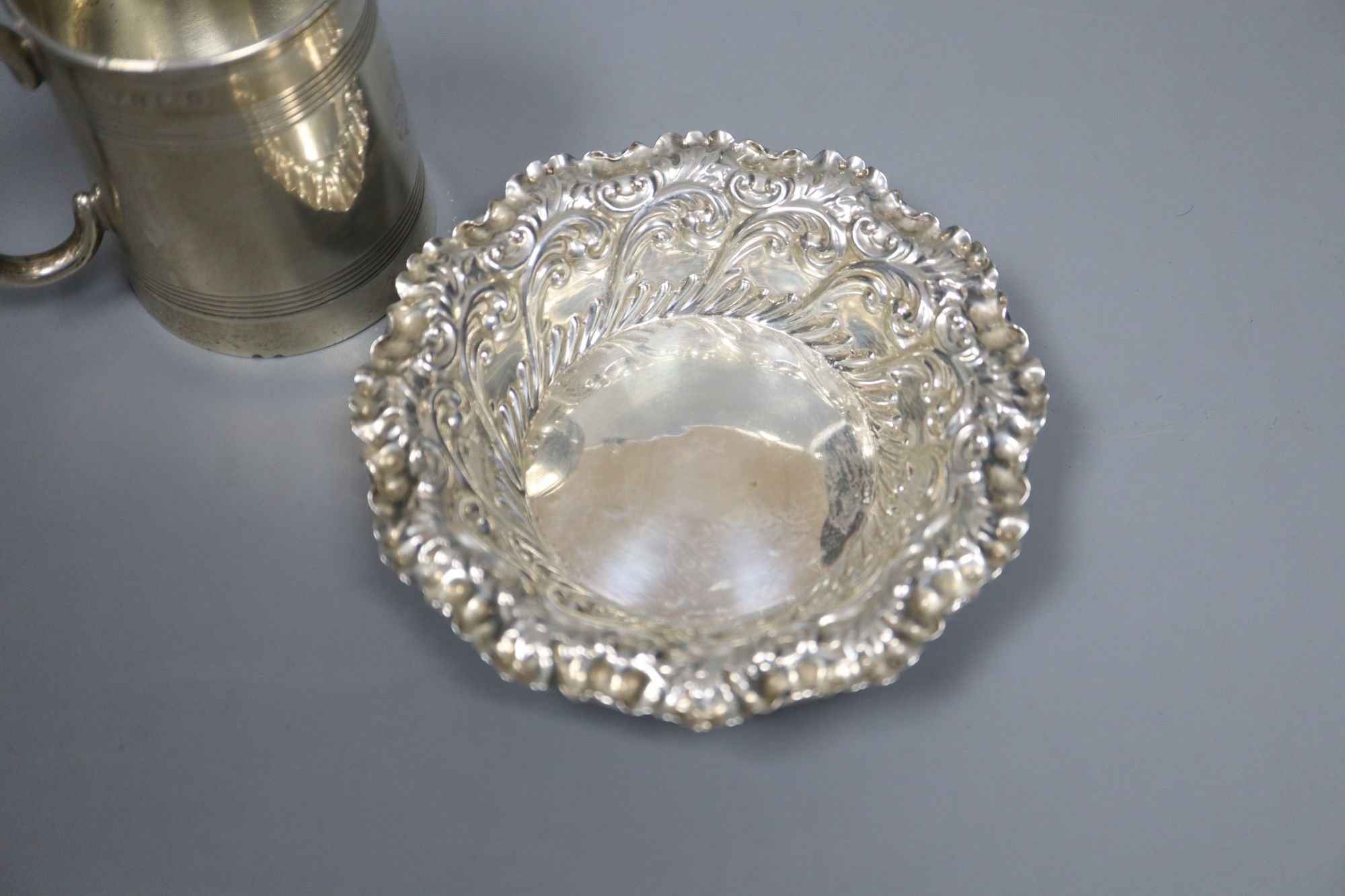 An Edwardian reeded silver christening mug, Birmingham, 1905 and a silver bon bon dish, 4.5oz.
